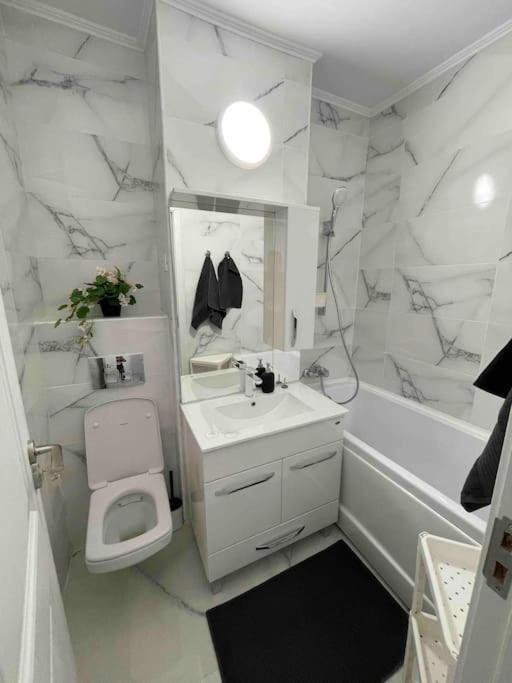 Garsoniera Spatioasa Mega Mall Bucharest Luaran gambar